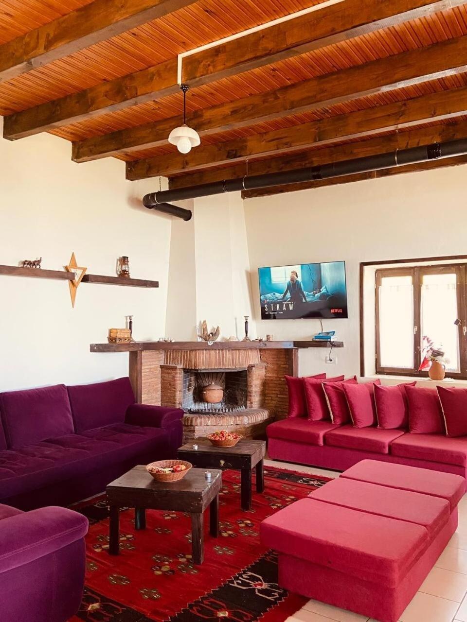 Quiet Near - Scenic Balcony & Garden * Berat